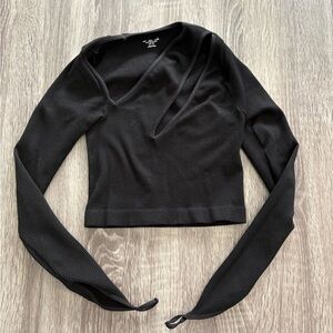 Out from Under keyhole/cut out fitted top w thumb holes